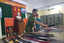 Đang ăn cơm, một con nợ bị giang hồ đưa về đánh đập