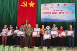 Gia Lai: Tặng 550 suất quà cho người nghèo