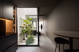 Cô gái trẻ xây nhà có giếng trời để tắm nắng và thư giãn