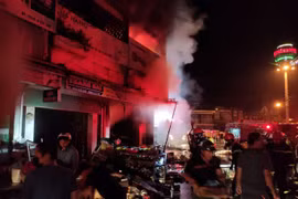 Hỏa hoạn thiêu rụi 2 cửa hàng gần chợ lúc nửa đêm