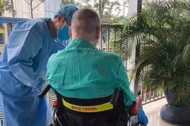 Phi công người Anh chính thức ngưng thở máy, tự thở được 24 giờ