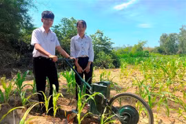 Học sinh lớp 9 chế tạo máy cày làm cỏ và bón phân