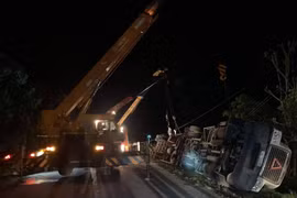 Xe 16 chỗ biển số Khánh Hòa bị xe container đè bẹp, đã có 2 người chết