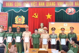43 cán bộ, chiến sỹ Công an được thăng cấp bậc hàm, nâng bậc lương