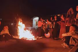 Làng văn hóa du lịch cộng đồng dân tộc Mông thôn Pả Vi Hạ - Bông hoa rực rỡ dưới chân đèo Mã Pì Lèng