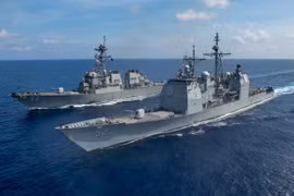 Tàu chiến Trung Quốc và Mỹ áp sát nhau trên Biển Đông