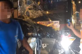 Ô tô 4 chỗ găm vào đầu xe khách, 1 người chết, 3 người bị thương