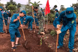 Tự vệ TP. Pleiku phối hợp làm dân vận tại làng Nhao 2