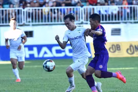 HA.GL đánh rơi chiến thắng ngay trên sân nhà