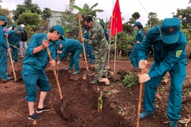 Tự vệ TP. Pleiku phối hợp làm dân vận tại làng Nhao 2