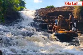 Thác nước làng Kênh Siêu