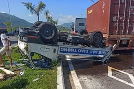 Bình Định: Xe tuần tra của CSGT lật ngửa do va chạm với xe đầu kéo