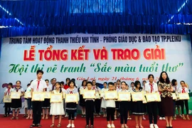 Trao giải cuộc thi vẽ tranh "Sắc màu tuổi thơ"