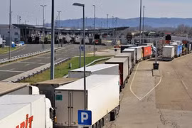 Cảnh sát Slovenia phát hiện 22 người di cư trong xe bồn vào châu Âu