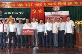 Agribank Đông Gia Lai tặng xe cứu thương cho 2 Trung tâm Y tế huyện