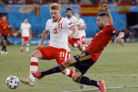 Lewandowski tỏa sáng, Tây Ban Nha đánh rơi chiến thắng trước Ba Lan