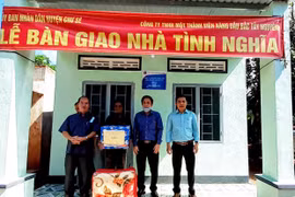 Chư Sê bàn giao 2 ngôi nhà tình nghĩa