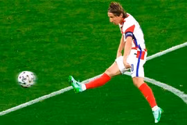 Video Croatia - Scotland: Modric vẩy má ngoài ghi bàn