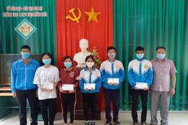 Chư Păh: Tặng quà học sinh có hoàn cảnh đặc biệt khó khăn