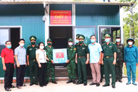 Phó Chủ tịch HĐND tỉnh Ayun H'Bút thăm, tặng quà các chốt kiểm soát phòng-chống dịch Covid-19 tại Chư Prông