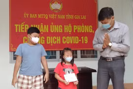 Học sinh lớp 1 đập heo đất ủng hộ phòng-chống Covid-19