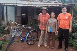 Câu lạc bộ Giọt hồng Pleiku tặng xe đạp, ti vi cho hộ nghèo