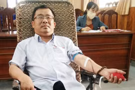 Cả gia đình hiến máu cứu người