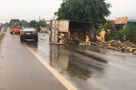 Xe tải bị lật trên quốc lộ 14