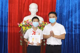 Trao tặng huy hiệu "Tuổi trẻ dũng cảm" cho học sinh cứu người đuối nước