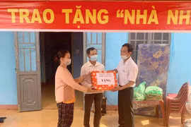 Đak Đoa: Tặng "Nhà nhân ái" cho hộ nghèo