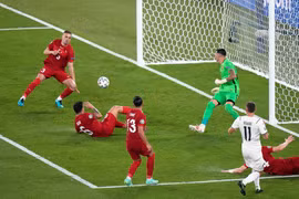 EURO 2020: Pha đá phản lưới nhà đi vào lịch sử!