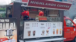 Đại gia rủ nhau ra vỉa hè, đẩy xe bán cà phê, trà sữa giành thị trường tỷ USD