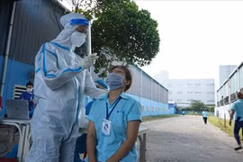 Đã đến lúc phải tìm cách chung sống, vượt lên COVID-19