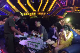 35 nam nữ "bay lắc" trong quán karaoke, có cả học sinh