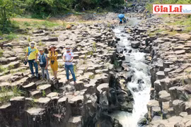 Kỳ thú bãi đá đĩa triệu năm ở làng Vân