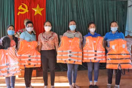 Ia Grai: Tặng 100 áo phao cho người dân