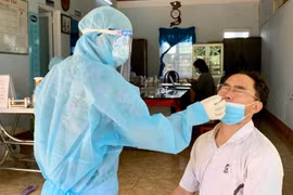 Pleiku: Lấy mẫu xét nghiệm trọng điểm tầm soát Covid-19