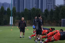 Ông Park Hang-seo sẽ vừa 'bế em vừa xay lúa', hay là...