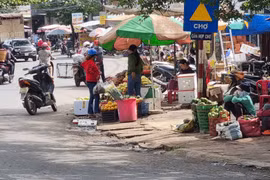 Buôn bán lấn chiếm lòng lề đường Lê Đại Hành