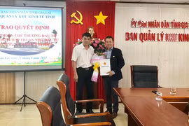 Trao quyết định đầu tư cho Công ty TNHH Vĩnh Hiệp