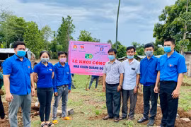 Nhà "Khăn quàng đỏ": Tiếp bước em đến trường