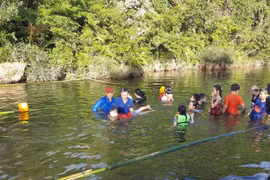 'Thầy áo xanh' dạy bơi cho các em
