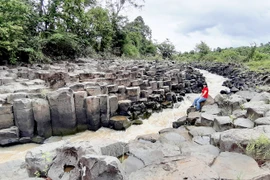 Khám phá bãi đá triệu năm ở Chư Păh