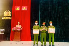 Khen thưởng 2 cán bộ công an dũng cảm cứu người bị đuối nước ở Hồ Tây