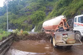 Lâm Đồng: Đèo Bảo Lộc sạt lở, giao thông ách tắc cục bộ kéo dài
