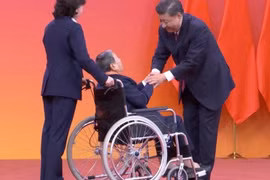 Ông Tập Cận Bình trao huân chương cho người xây dựng trái phép ở Trường Sa