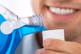 Khoa học đang làm sáng tỏ nước súc miệng diệt khuẩn có ngừa được Covid-19?