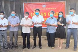 Bàn giao công trình điện chiếu sáng tại xã Krong