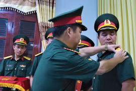 Gia Lai: Trao quyết định thăng quân hàm, nâng lương cho 121 sĩ quan, quân nhân chuyên nghiệp