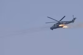 Trực thăng quân sự Myanmar oanh tạc dữ đội, người dân tháo chạy vào rừng